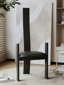 Sedia da pranzo Wabi con schienale alto a doghe e braccioli, struttura in legno di gomma nero, seduta imbottita in morbida pelle, gambe solide e spesse - Product Image 4