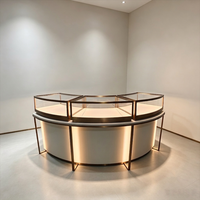 Comptoir de présentation de bijoux de luxe incurvé sur mesure, design haut de gamme, vitrine de boutique de détail en verre pour centre commercial avec armoire de rangement