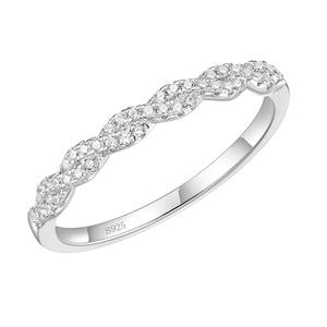 แหวนเงินแท้ 925 ชุบทอง 18K ประดับเพชรโมอิสซาไนต์สี D แบบ Eternity Band 5 เม็ด น้ำหนัก 0.3 กะรัต แหวนหมั้น เครื่องประดับคุณภาพสำหรับผู้หญิง - Product Image 4