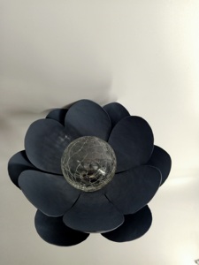 Lámpara Solar LED para Exteriores con Forma de Flor de Loto de Metal, Bola de Cristal con Luz Interior y Estaca - Product Image 2