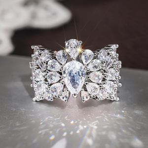 Anello dal Design a Goccia Elegante per Donne - Product Image 3