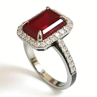 Bague de mariage de luxe en or blanc 18 carats avec rubis taille émeraude, halo de diamants et bande pavée
