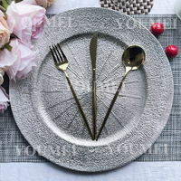 Assiette de présentation en plastique Sunburst ronde élégante de 13 pouces personnalisée en gros vaisselle de décoration de table assiettes de présentation de mariage en or