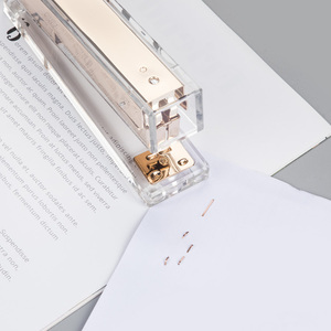 Suministros <span class=keywords><strong>de</strong></span> oficina Accesorios <span class=keywords><strong>de</strong></span> escritorio rosa dorado tira completa 24/6 <span class=keywords><strong>grapadora</strong></span> acrílica transparente grande y resistente - Product Image 3