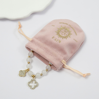 Sac à cordon en velours personnalisé avec logo, ruban assorti et impression multicolore pour bracelets, colliers et boucles d'oreilles – Vente en gros