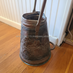 Elegante Cubo de carbón de cobre para almacenar combustible de chimenea perfecto para sala de estar tradicional con Decoración interior rústica - Product Image 1