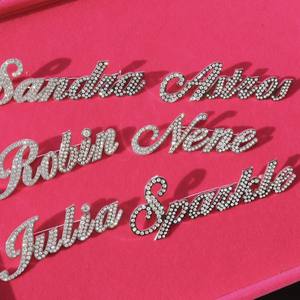 QIUHAN – broche personnalisée avec nom et écriture - Product Image 4