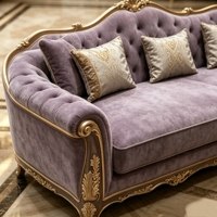 Luxuriöses L-förmiges Modulares Sofa-Set in Lila Samt mit Edelstahlbeinen und Goldverzierung, Schwammgepolsterter Couchtisch für das Wohnzimmer