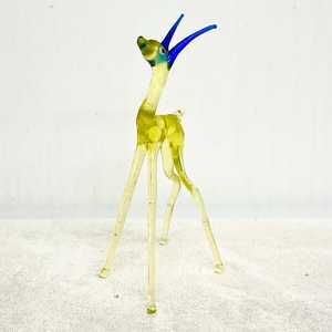 Sculpture de cerf en verre contemporaine, forme irrégulière, pièce unique, décoration de table, accents jaunes et bleus, matériau en cristal - Product Image 4