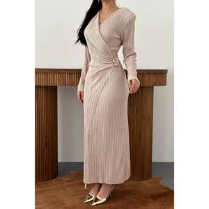 Elegante Vestido Cruzado Beige con Cuello en V, Manga Larga, Plisado, Midi, para Oficina, con Detalle de Hebilla, Tejido Cómodo - Product Image 1