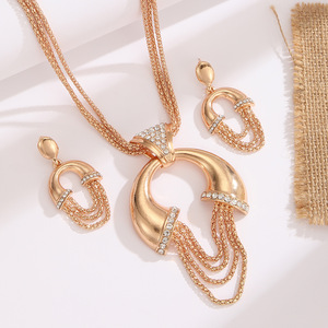 Parure Collier et Boucles d'Oreilles en Strass Doré Style Luxe Léger Européen et Américain, Chaîne à Pampilles Rétro Exagérée Tendance pour Robe de Mariée - Product Image 4