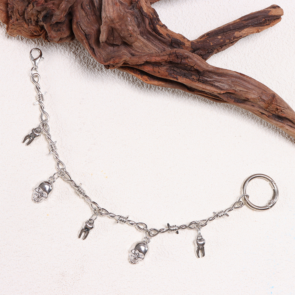 Cadena para calzado con diseño de calavera y dientes.