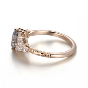 Anillo de Oro de 10k con Corte Asscher de Diseño Clásico de Lujo, con Moissanita Gris Blanca, Regalo de Compromiso o Aniversario para Mujer - Product Image 2