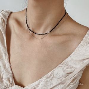 Collar de Cadenas Finas Plateadas de Doble Capa con Cuentas de Vidrio Negro, Chapado en Oro de 18K, Acero Inoxidable Resistente al Deslustre - Product Image 1