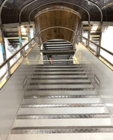 Escaliers d'accès motorisés autopropulsés pour passagers d'avion avec auvent