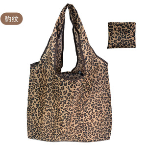 Bolsa de Compras Plegable con Estampado de Leopardo, Bolsa de Mano Grande de Tela No Tejida, Reutilizable y Ecológica - Product Image 1