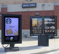 Écrans de menu drive-thru IP67 simples, doubles et triples pour l'extérieur avec système d'interphone et kiosque à casques