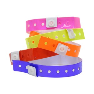 Pulseras de Vinilo Desechables Personalizables, Color Verde Neón, Impresas con Técnica de Impresión por Transferencia, Resistentes a Desgarros, Regalos Promocionales para Ferias Comerciales - Product Image 1