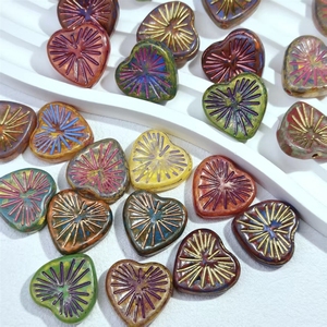 Perles en verre tchèque de la série géométrique Picasso, trou droit, faites à la main, motifs papillon, cœur, citrouille - Product Image 1