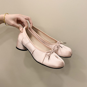 ODM OEM 2026 Chaussures plates à talon vintage Tabi à bout fendu pour <span class=keywords><strong>femme</strong></span>, style Mary Jane à enfiler avec nœud avant, tige en satin uni, respirantes et confortables, pour le style urbain - Product Image 1