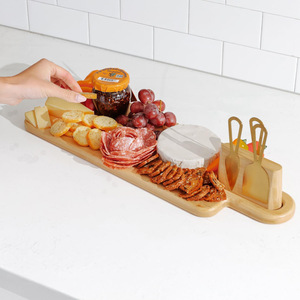 Tabla de queso de bambú con asas, bloque magnético para utensilios de cocina, juego de herramientas para queso de 52.6x17.8x1.7cm para servir y entretener - Product Image 1