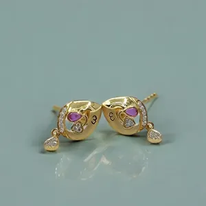Pendientes Elegantes con Diseño de Corazón Dorado, con Gema Rosa y Detalle de Cristal, Pendientes Modernos para Chicas - Product Image 1