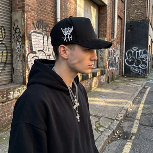 Gorra de Béisbol de Lujo con Bordado de la Virgen María, Adornada con Cristales Negros y Pedrería, Visera de Gamuza, Logotipo Personalizado - Product Image 1