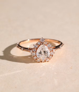 Anillo de Compromiso de Lujo de Alta Calidad en Oro Sólido de 18K con Diamante Cultivado en Laboratorio con Corte Brillante en Forma de Pera, Certificado por IGI, para Mujer - Product Image 3