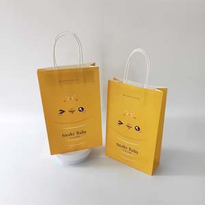 Sacs cadeaux en papier jaune de haute qualité KM avec papier de soie pour anniversaire, baby shower et fête de Noël - Product Image 4