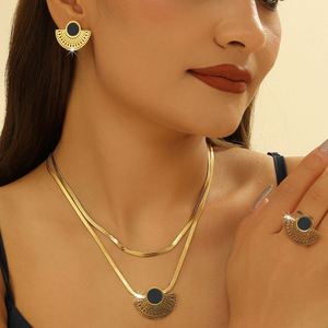 Collier pendentif multicouche en acier inoxydable plaqué or, style rétro simple, ensemble de bijoux pour femmes, bijoux tendance et à la mode - Product Image 1