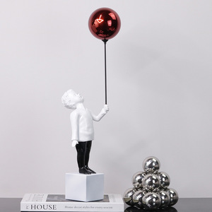 Scultura in Resina Moderna Scandinava: Ragazzo con Palloncino, Ornamento Creativo a <span class=keywords><strong>Cartone</strong></span> <span class=keywords><strong>Animato</strong></span>, Decorazione per Casa e Ufficio - Product Image 3