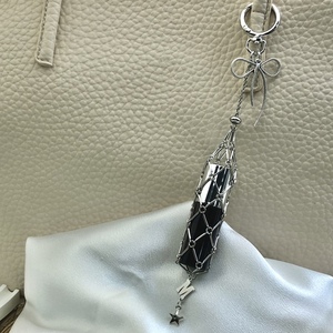 พวงกุญแจกระเป๋าตาข่ายสแตนเลสสตีลสุดหรูอเนกประสงค์ พร้อมจี้ตัวอักษร 26 ตัวแบบใหม่ยอดนิยมสำหรับตกแต่งกระเป๋าเป้ - Product Image 4