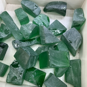Pierre brute de tsavorite verte YAG créée en laboratoire, grenat synthétique d'yttrium et d'aluminium, matière première pour la fabrication de bijoux - Product Image 4