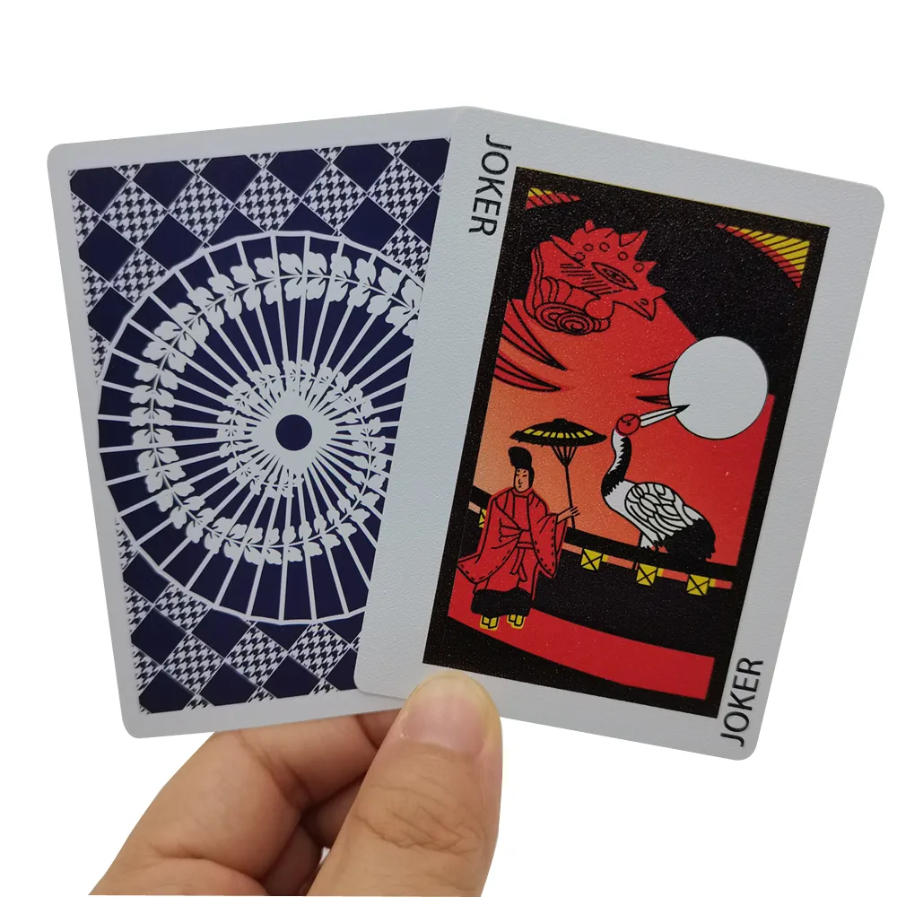 بطاقات لعب ورقية مضادة للماء OEM مخصصة بطاقات بوكر مطبوعة مع إضاءة لا تسمح بالمرور صندوق مميز للتعبئة مع شعار قابل للتخصيص