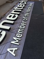 Enseigne lumineuse LED en acrylique de qualité supérieure à grand volume, peinte, écologique et résistante à l'eau, idéale pour les chaînes de magasins et les grandes signalisations.