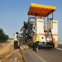 Machines et équipements de construction pour la pose d'asphalte ou de béton de ciment Portland sur les routes