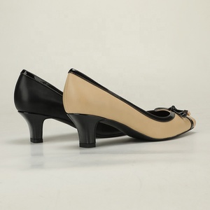 Escarpins de bureau en <span class=keywords><strong>cuir</strong></span> verni bicolore à <span class=keywords><strong>talon</strong></span> chaton avec nœud, talons polyvalents pour tenue décontractée ou professionnelle, escarpins élégants et matures - Product Image 5