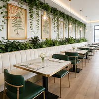 Table en marbre moderne de luxe pour café, restaurant, hôtel, commerce, avec structure en métal, canapé en cuir capitonné blanc, ensemble de chaises vertes