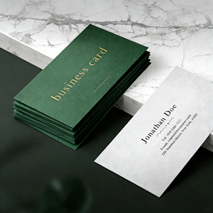 Cartes de visite personnalisées raffinées avec finition UV sélective, gaufrage et estampage à chaud pour la promotion marketing des freelancers et des petites entreprises - Product Image 1