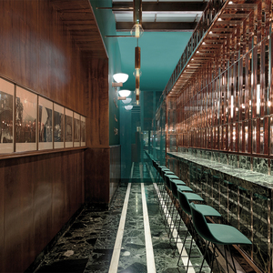 Scaffale espositivo a struttura verticale con linee d'arco, in stile rustico e accogliente, per negozio di specialità - Product Image 4