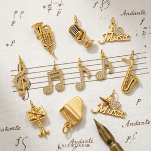 สตูดิโอเพลงโกลเด้น |   จี้รูปเครื่องดนตรีประดับเพชร CZ ชุบทอง 18K PVD บนสแตนเลสสตีล สำหรับทำเครื่องประดับ - Product Image 2