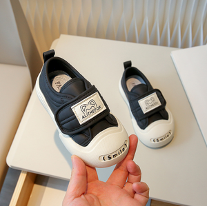 รองเท้าผ้าใบสีขาวสำหรับเด็กผู้ชาย พิมพ์ลายตัวอักษร แบบแปะตีนตุ๊กแก สำหรับเด็กอายุ 1-3 ปี รองเท้าลำลองสำหรับเด็ก - Product Image 2