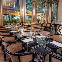 Meubles de café modernes, chaises en velours avec sculptures en bois et tables circulaires en marbre brun pour café
