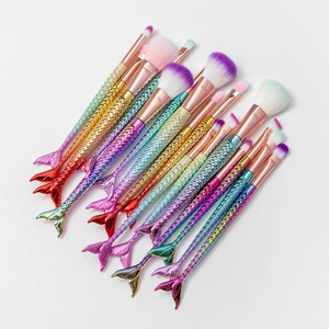 Un conjunto <span class=keywords><strong>de</strong></span> pinceles <span class=keywords><strong>de</strong></span> <span class=keywords><strong>maquillaje</strong></span> <span class=keywords><strong>de</strong></span> nuevo diseño <span class=keywords><strong>de</strong></span> <span class=keywords><strong>cola</strong></span> <span class=keywords><strong>de</strong></span> pez <span class=keywords><strong>sirena</strong></span> <span class=keywords><strong>de</strong></span> color degradado metálico para niñas forma personalizada lindo hermoso pincel <span class=keywords><strong>de</strong></span> <span class=keywords><strong>maquillaje</strong></span> - Product Image 4
