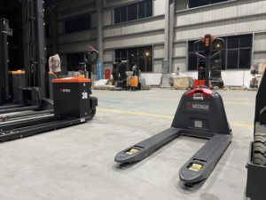 Transpaleta Eléctrica WELIFTRICH EPT-15C 1.5T 1500KG 24V/20Ah con Batería de Iones de Litio, Desplazador Lateral Hidráulico, Uso en Interiores, Poliuretano - Product Image 5
