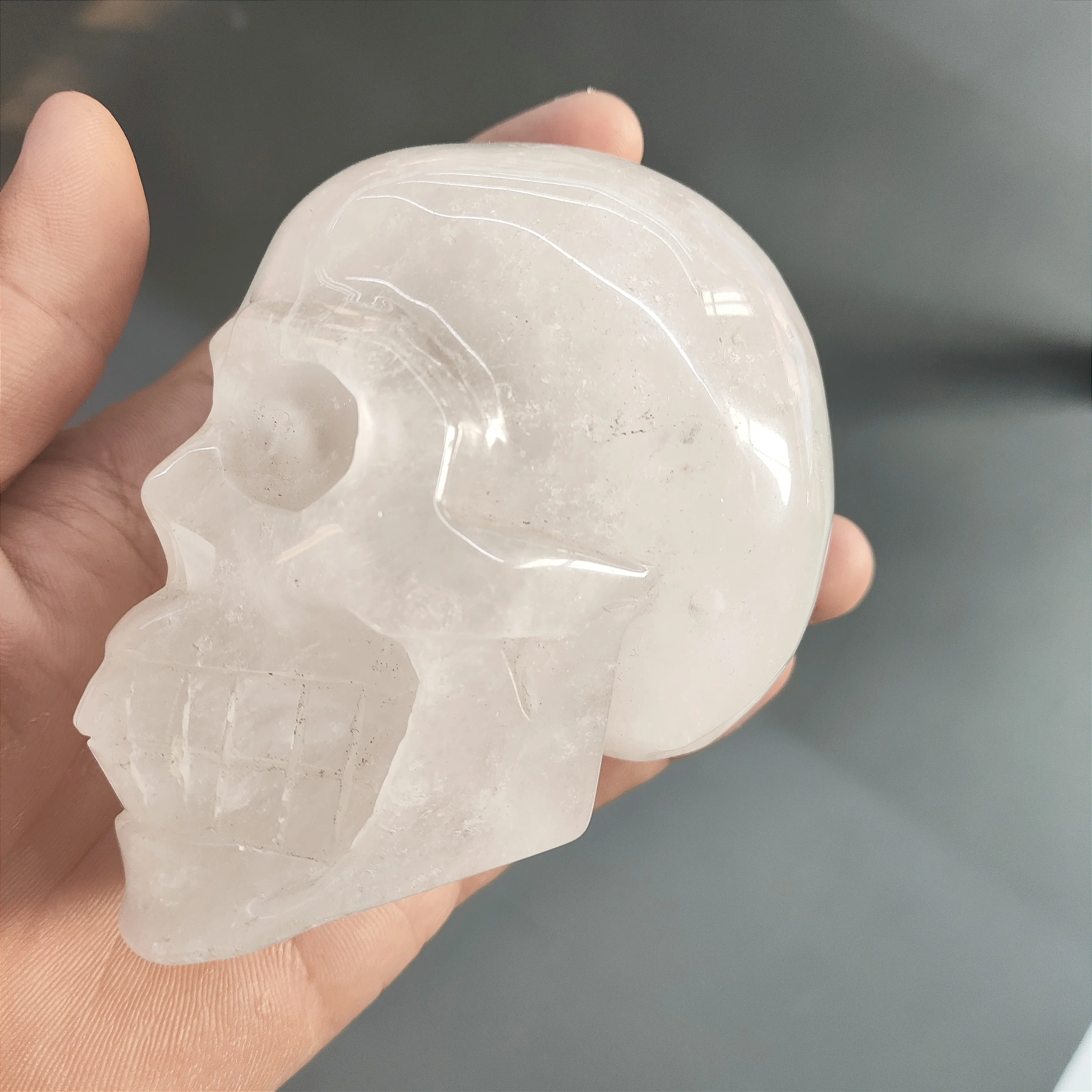 Großhandel hand geschnitzte natürliche realistische menschliche Schädel klare Quarz Kristalls chädel zum Verkauf