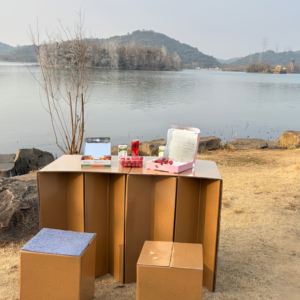 Tavolo Pieghevole in Cartone Ondulato Laminato Ecologico, Scrivania Impermeabile Richiudibile per Esposizioni, Vendita al Dettaglio e Campeggio - Product Image 4