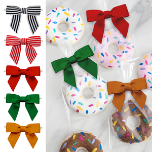 Lazos Pre-Atados Gordon Ribbons, Lazo Rojo de Poliéster con Alambre para Envolver Regalos y Decoración Navideña - Product Image 2