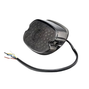 Feu arrière LED fumé Dyno Sportster 883 1200 Road King avec clignotants et feux de freinage pour systèmes de carrosserie de moto - Product Image 2