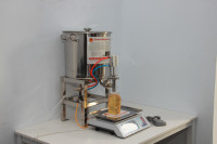Machine de remplissage semi-automatique pour liquides à haute viscosité, adaptée aux boissons, au miel, à la pâte, à la crème, au ketchup, à l'huile comestible, aux sauces et autres aliments.